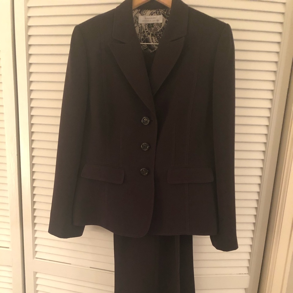 Tahari ladies two piece pant suit